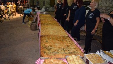 Photo of Μια πίτα γίγας έφτιαξαν με τη μοναδική παραδοσιακή τους συνταγή οι γυναίκες της Φαρκαδώνας