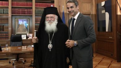 Photo of Αρχιεπίσκοπος Ιερώνυμος: «Δεν θα κάνουμε αυτό που θα μας πει ο Βελόπουλος ή οποιοσδήποτε άλλος πολιτικός»