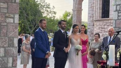 Photo of O ρομαντικός γάμος της Νικολέτας Νάσιου & του Φώτη Λεβέντη στο εκκλησάκι του Αγίου Παϊσίου