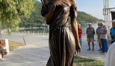 Photo of Ένα σέξι γυναικείο άγαλμα έχει προκαλέσει σάλο στην Ιταλία