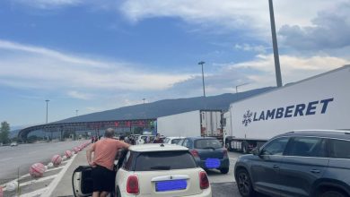 Photo of Τα μπλόκα καλά κρατούν… και ο κόσμος στη μέση