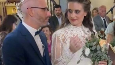 Photo of Νύφη μετέφερε στη νοηματική γλώσσα τα λόγια του ιερέα στον σύζυγό της