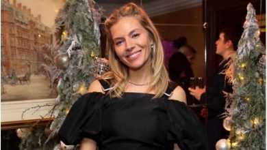 Photo of Sienna Miller: Η εμφάνιση με μίνι φόρεμα και κάλτσες που μας εμπνέει για τα γιορτινά μας looks