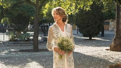 Photo of Μια  νύφη 55 ετών παντρεύτηκε με κεντημένο shirt dress και γαλάζιες βελούδινες γόβες