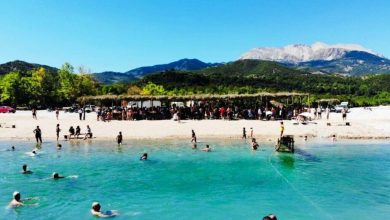 Photo of Στη παραλία του Αχελώου με τα γαλαζοπρασινα νερά εναλλακτικός τρόπος διακοπών