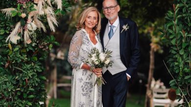 Photo of Η Ισπανίδα νύφη που παντρεύτηκε στα 50 με ένα δαντελένιο ονειρικό νυφικό