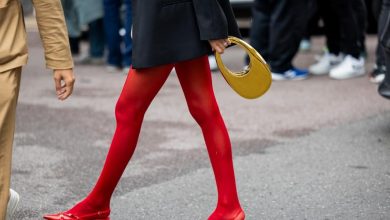 Photo of Και ξαφνικά, όλα τα fashion girls φορούν κόκκινο καλσόν