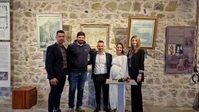 Photo of Ένας όμορφος νεανικός πολιτικός γάμος στο Μουσείο Τσιτσάνη 