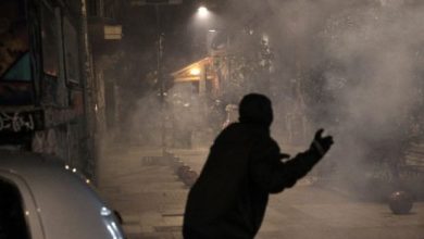 Photo of Λάρισα: «Άγρια» νύχτα και πάλι στη Νέα Σμύρνη – Αγέλη νεαρών «έσπαγε» αυτοκίνητα για… πλάκα!