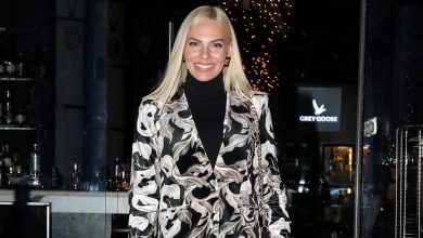 Photo of Η Ιωάννα Μαλέσκου με statement βελούδινο κοστούμι εμπνέει για τις εμφανίσεις του χειμώνα