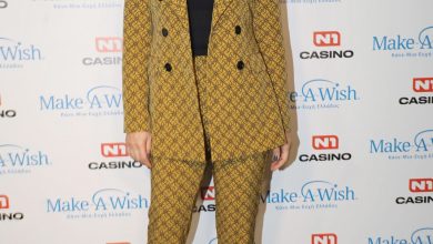 Photo of Η Κατερίνα Καραβάτου με printed κοστούμι σε στιλ 70s