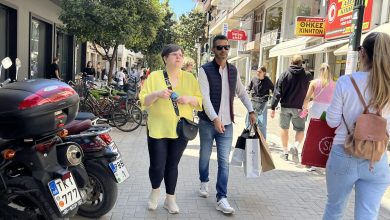 Photo of Με αγωνία περιμένουν τις εκπτώσεις οι Τρικαλινοί έμποροι – Στο ναδίρ η αγορά, βολές κατά Μητσοτάκη για τα μέτρα