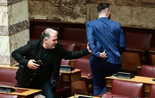Photo of Βουλή :  Πρώην βουλευτής των Σπαρτιατών έριξε μπουνιά στον βουλευτή της Ελληνικής Λύσης Βασίλη Γραμμένο