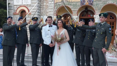 Photo of Μοναδικός στρατιωτικός γάμος  με σπαθιά, απίθανα καψόνια και με πολλή αγάπη!