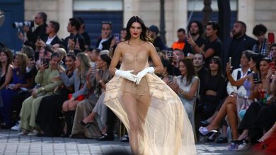 Photo of H Κένταλ Τζένερ με couture φόρεμα Jean Paul Gaultier by Simone Rocha στο Vogue World