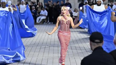 Photo of Λευκοντυμένες μοδίστρες από τα ιστορικά ατελιέ του Dior και του Balenciaga παρέλασαν με πολύχρωμες σημαίες, όπως οι αθλητές στις τελετές έναρξης των Ολυμπιακών.