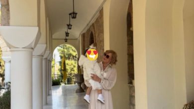 Photo of Μεγάλη συγκίνηση στη βάπτιση της μικρής Ζωής, εγγονής της Ζωής Παπαναστασίου