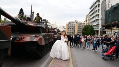 Photo of Ντύθηκε νύφη στην παρέλαση και φωτογραφήθηκε δίπλα στα στρατιωτικά άρματα