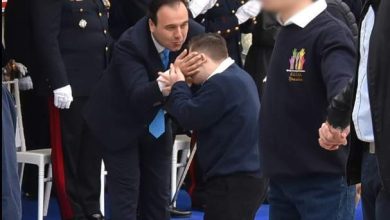 Photo of Η συγκινητική στιγμή της παρέλασης: Ο Δημήτρης Παπαστεργίου και ο χαιρετισμός του μαθητή από το Ειδικό Σχολείο