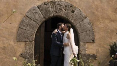 Photo of Η εντυπωσιακή νύφη με το μαύρο μπερέ!
