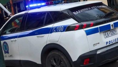 Photo of Έλεγχοι της Τροχαίας στους δρόμους: Μοιράζουν κράνη σε όποιον γράφουν για… παράβαση