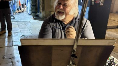 Photo of Ο Τρικαλινός Αποστόλης Κουρσοβίτης: Τρεις δεκαετίες σκίτσων και τέχνης στα καντούνια της Κέρκυρας