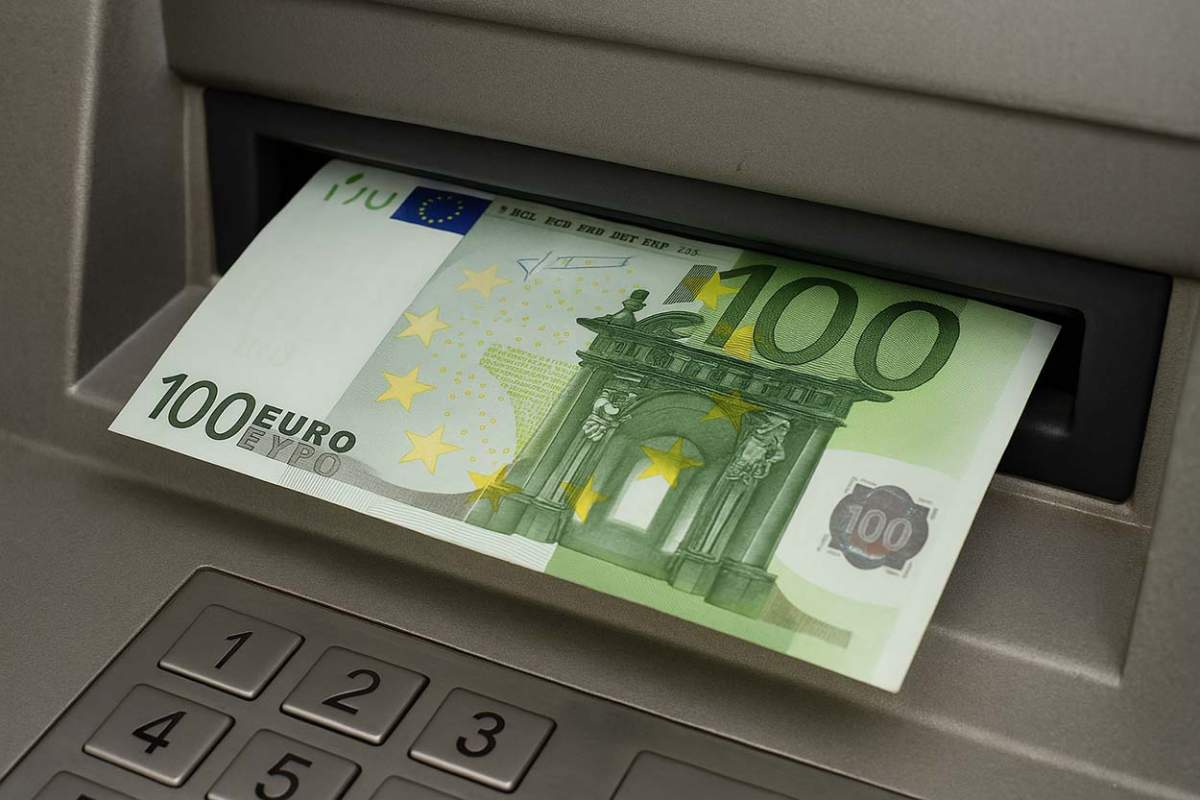 Χαρτονόμισμα 100 ευρώ που βγαίνει από ΑΤΜ για την καταβολή επιδόματος σε 80.000 ιδιωτικούς υπαλλήλους