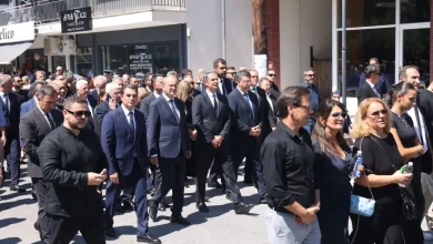 Photo of Απόστολος Βεσυρόπουλος: Πλήθος κόσμου στην κηδεία του – Τυλιγμένο με την ελληνική σημαία το φέρετρό του