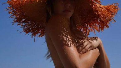 Photo of Η Κλέλια Ανδριολάτου ποζάρει τόπλες πάνω σε σκάφος