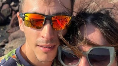 Photo of Η Σοφία Μουτίδου ποζάρει από τη Σαντορίνη με τον γοητευτικό σύντροφό της