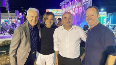 Photo of Στο παζάρι με τους κολλητούς: Η χαλαρή πλευρά του Νίκου Σακκά