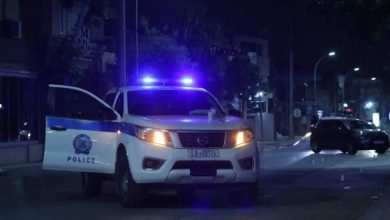 Photo of Άγριο επεισόδιο στον Τύρναβο με άνδρα που απειλούσε με μαχαίρι την οικογένειά του – Επιτέθηκε και τραυμάτισε τρεις αστυνομικούς – Συνελήφθησαν πατέρας και κόρη