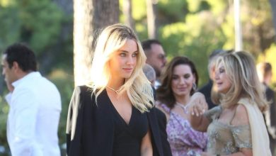 Photo of Η Δούκισσα Νομικού καλεσμένη σε γάμο με total black look