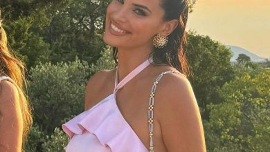 Photo of Κουμπάρα με ρομαντικό φόρεμα σε απόχρωση ιδανική για την εποχή