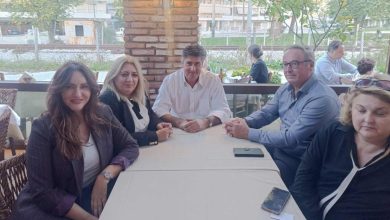 Photo of Συγκινητική συνάντηση στα Τρίκαλα: Ο σύζυγος της αείμνηστης Φώφης Γεννηματά με φίλους και την Χρύσα Ντιντή