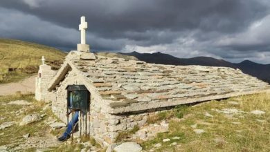 Photo of Σύρρακο – Βαθύπεδο: Το εκκλησάκι των Αγίων Αποστόλων χτισμένο μέσα στο έδαφος!