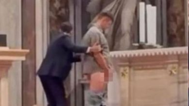 Photo of Απίστευτο περιστατικό στο Bατικανό – Συνελήφθη νεαρός που ούρησε μέσα στη Βασιλική του Αγίου Πέτρου (Bίντεο)