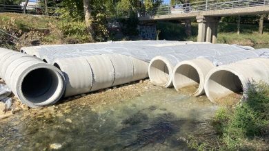 Photo of Κλείνει ο πεζόδρομος πίσω από το 2ο Δημ. Σχολείο μέχρι κατασκευή της νέας γέφυρας Αγ. Κωνσταντίνου