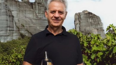 Photo of Τσίπουρο με Ψυχή: Το ταξίδι του Κώστα Τσιλιλή από τη Ράξα στα Μετέωρα και στο Δαμάσι