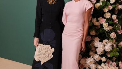 Photo of Βικτόρια Μπέκαμ: To ρομαντικό look με dusty pink φόρεμα στη Νέα Υόρκη μαζί με την Άννα Γουίντουρ