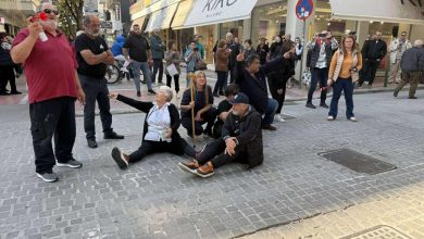Photo of Ξαπλωμένοι έξω από το γραφείο του Κέλλα οι κτηνοτρόφοι της Λάρισας!