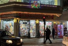 Photo of Τα Τρίκαλα ανάβουν σιγά-σιγά τα φώτα των Χριστουγέννων – Τα καταστήματα στολιδιών δίνουν πρώτα το γιορτινό στίγμα