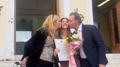 Photo of Ο Δημήτρης Οικονόμου και η Αλεξία Κουλούρη στην ορκωμοσία της κόρης τους