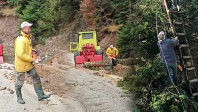 Photo of Οι κάτοικοι του Ασπροποτάμου πήραν την κατάσταση στα χέρια τους — Μάχη με έλατα και βράχια για να ανοίξουν τους δρόμους