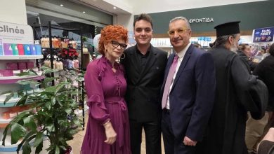 Photo of Εγκαίνια με αγαπημένα πρόσωπα στο πλευρό του, για το νέο φαρμακείο του Θάνου Σιούλα στα Τρίκαλα