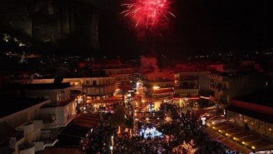 Photo of «Η Καλαμπάκα άναψε… και το γλέντι ξεκίνησε! Λαμπερή φωταγώγηση και γιορτινός παλμός στην Πλατεία Δημουλά»