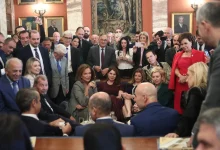 Photo of Πηγαδάκι Μητσοτάκη με βουλευτές στο καφενείο της Βουλής: Η κολλημένη βελόνα, και ποιος θα «σουβλιστεί» στις εκλογές