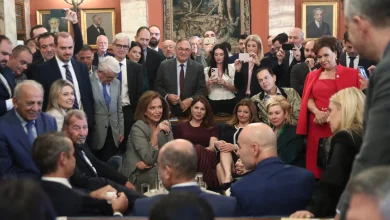 Photo of Πηγαδάκι Μητσοτάκη με βουλευτές στο καφενείο της Βουλής: Η κολλημένη βελόνα, και ποιος θα «σουβλιστεί» στις εκλογές