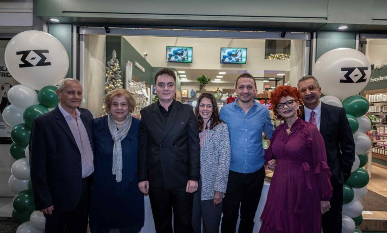 Photo of Με κάθε λαμπρότητα & πλήθος κόσμου τελέστηκαν τα εγκαίνια του νέου φαρμακείου του Θάνου Σιούλα