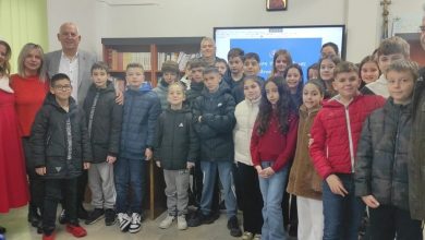 Photo of Χριστουγεννιάτικες Μελωδίες και Μηνύματα Ελπίδας από τους μαθητές των Τρικάλων στη Διεύθυνση Πρωτοβάθμιας Εκπαίδευσης